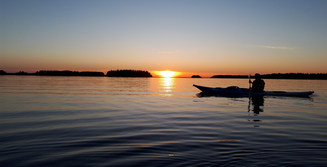 Fritid och kultur ordnar nybörjarpaddlingar, kvällspaddlingar och skymningspaddling under sommaren. Du kommer väl med och provar på kajakpaddling?