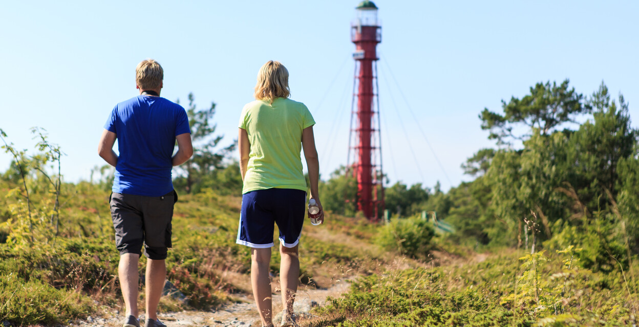 Utfärd till ValsörarnaValsörarna ligger ytterst i Kvarken, ca 15 km nordväst om Björkö. Valsörarna har en mångsidig natur och ett gammalt kulturlandskap. Valsörarnas fyr konstruerades år 1886 i Paris av samma firma som byggde Eiffeltornet.